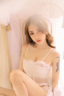她唇之下